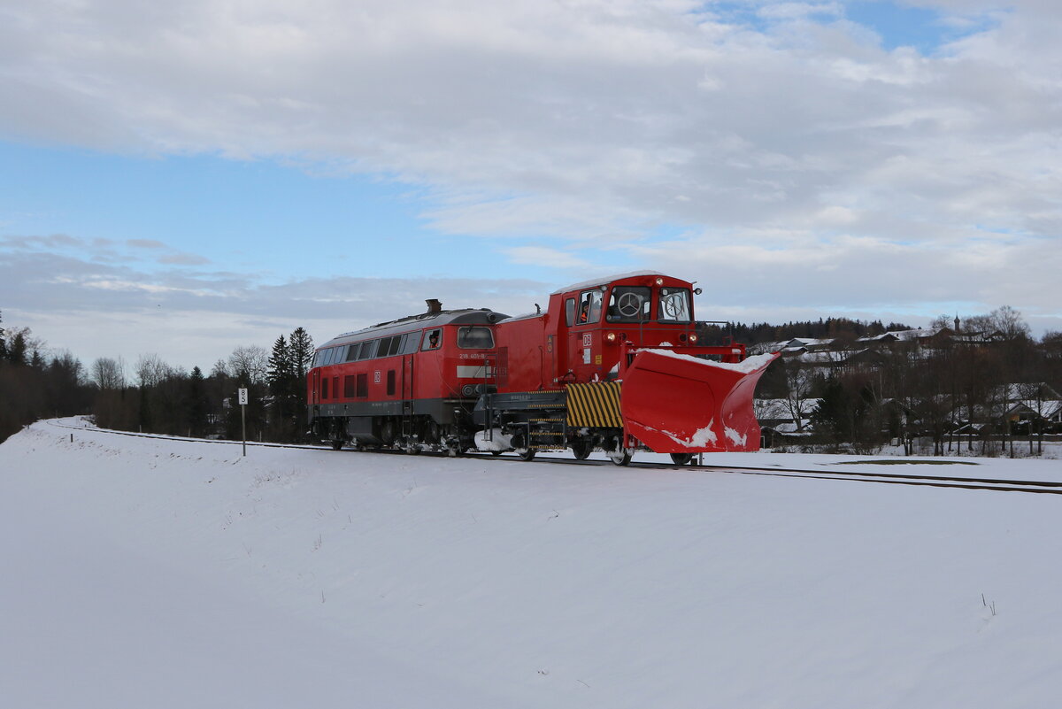 218 401 war am 5. Dezember 2023 mit einem Schneepflug auf der  Chiemgau-Bahn  im Einsatz. Aufgenommen kurz vor Aschau im Chiemgau.
