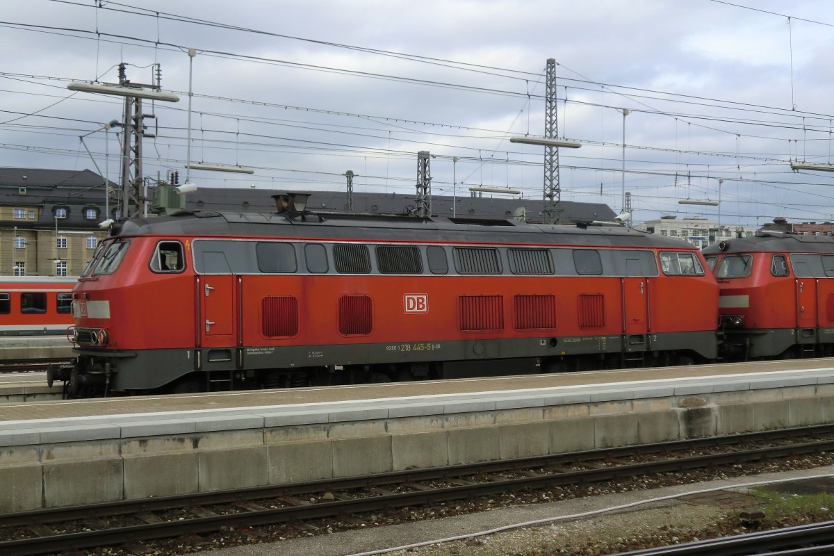 218 445-5 am 9. April 2012 im Aussenbereich des Mnchner Hauptbahnhofs.