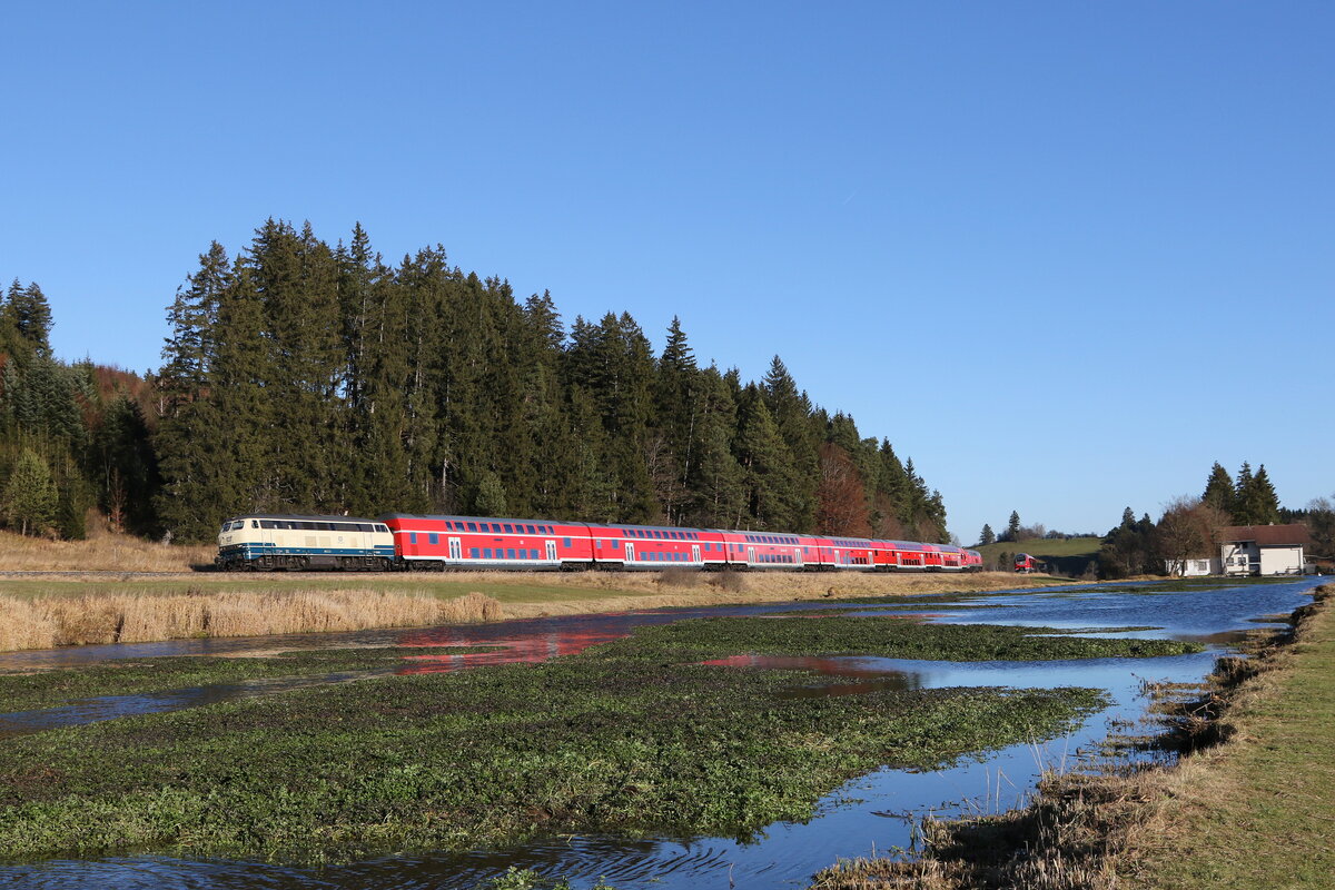 218 446 mit einem Regionalzug aus Mnchen kommend am 21. November 2021 bei  Ruderatshofen  im Allgu.