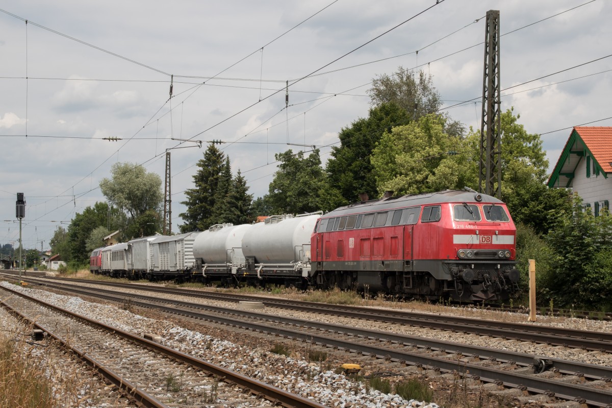 218 466 war am 26. Juni 2015 als Zuglok fr den Spritzzug eingesetzt. Aufgenommen am 26. Juni im Bahnhof von Prien am Chiemsee.