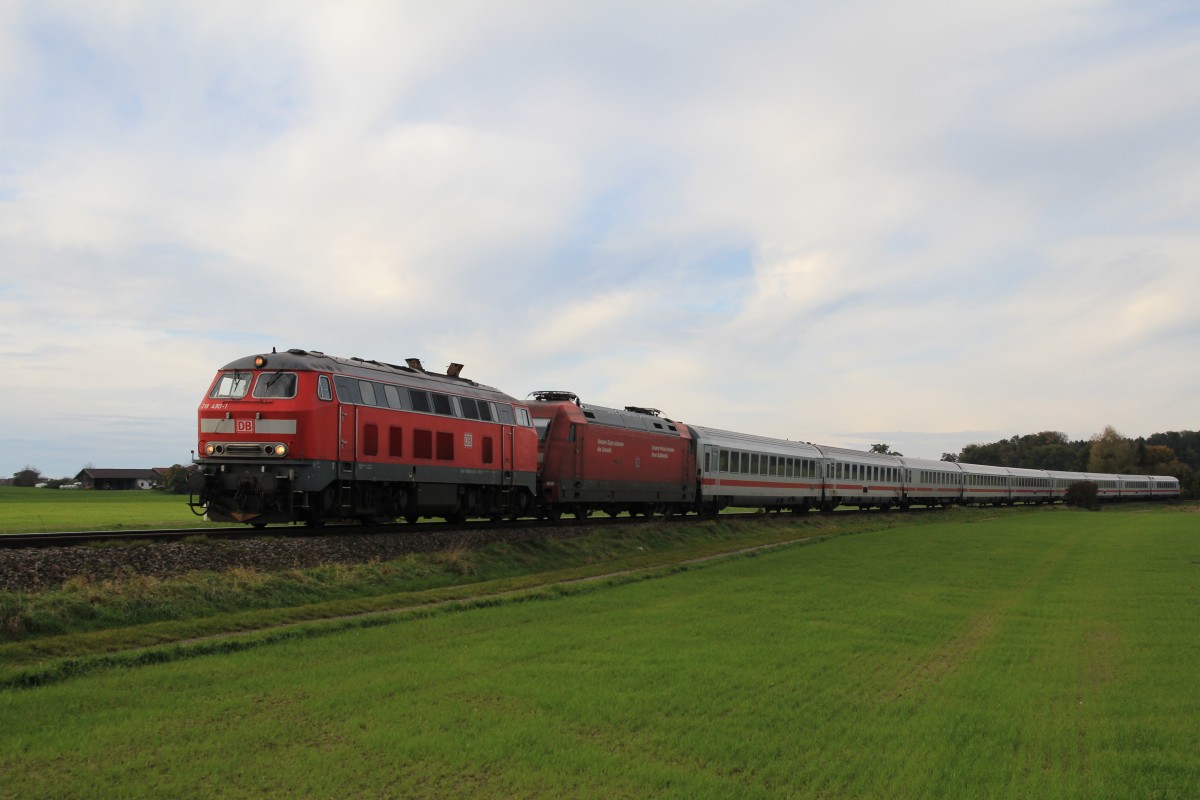 218 490-1 mit einem Umleiterzug am 25. Oktober 2014 bei Saaldorf.