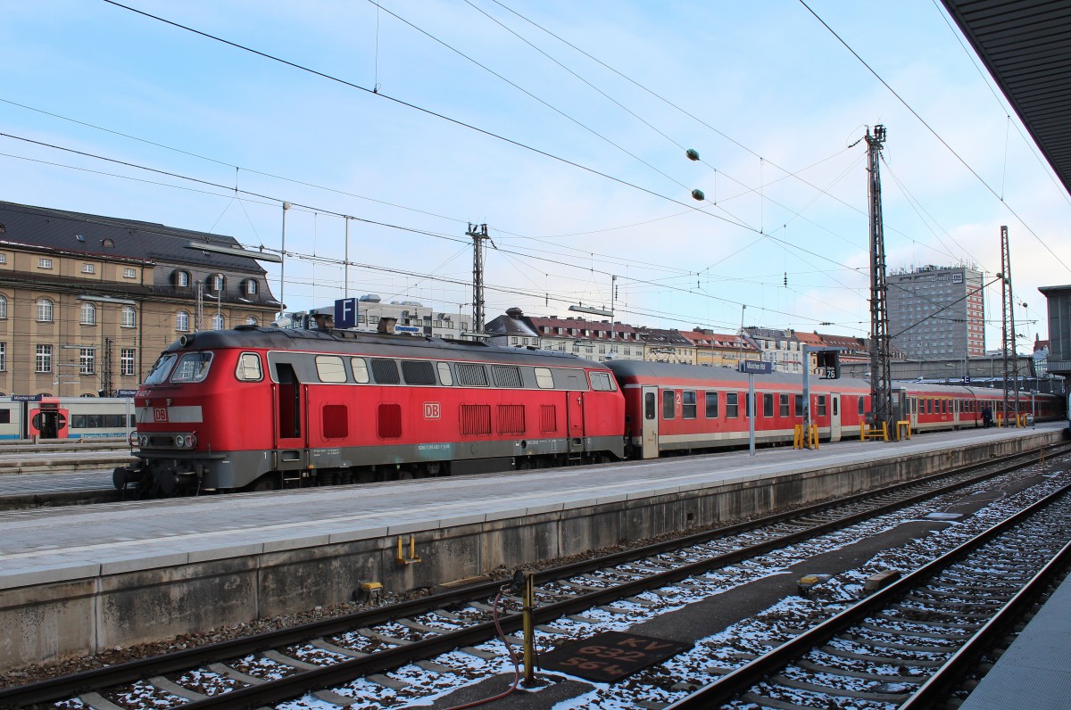 218 492-7 steht am 15. Januar 2012 abfahrbereit im Mnchner Hauptbahnhof.