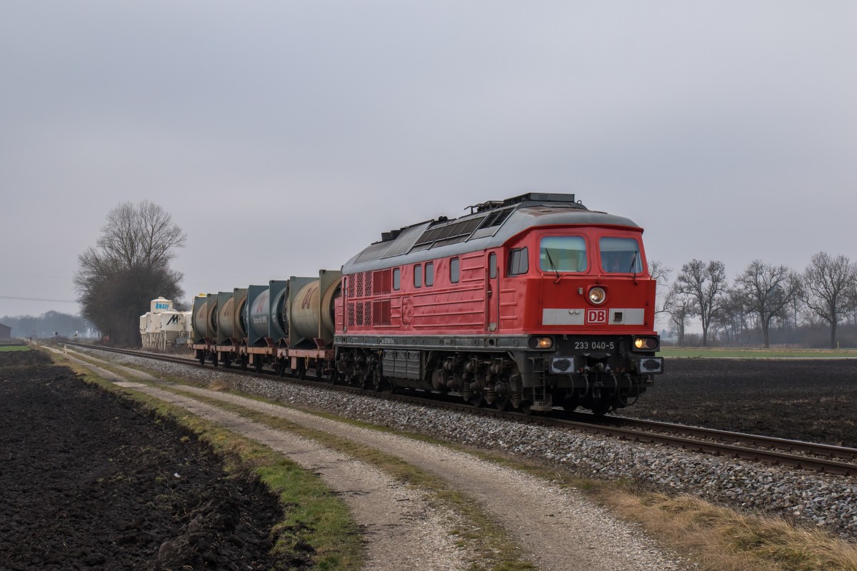 232 040-0 mit einem Mllzug kurz vor Alttting. Aufgenommen am 30. Dezember 2015 bei Heiligenstadt.