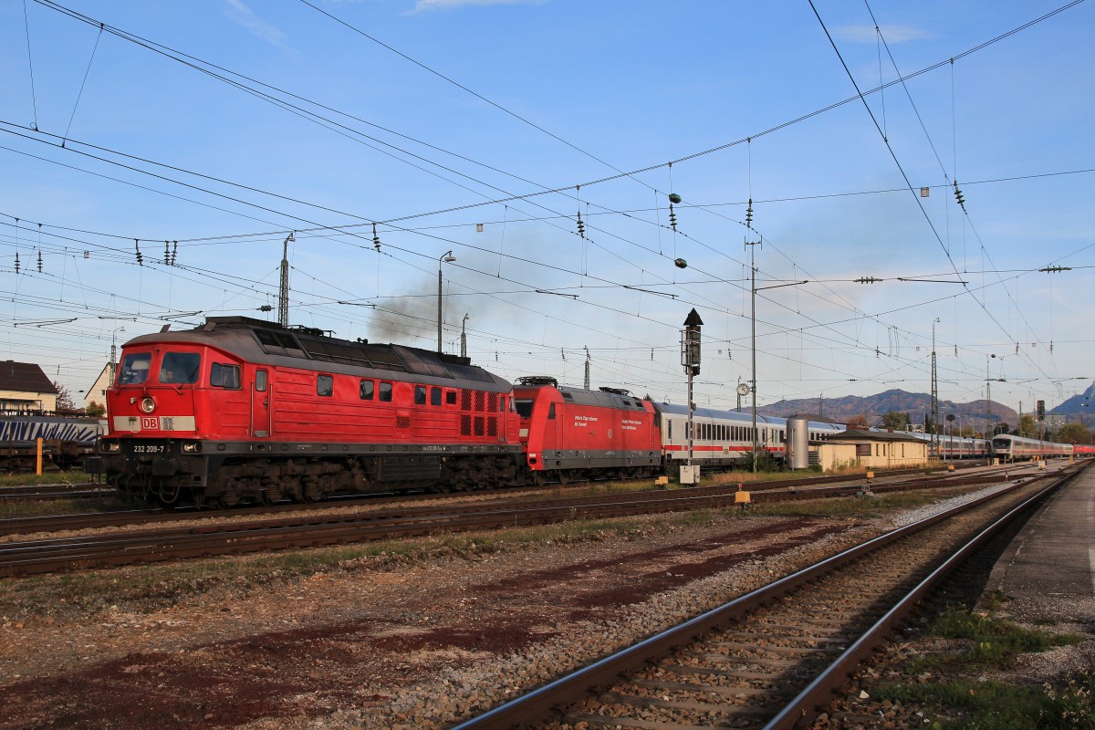232 209-7 zeiht am 20. Oktober 2013 einen Umleiterzug aus dem Bahnhof von Freialssing in Richtung Mhldorf.