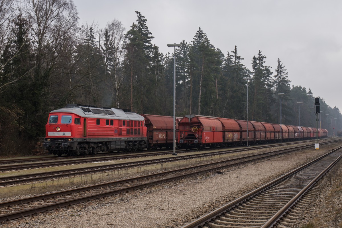 232 359-0 am 30. Dezember 2015 im Bahnhof von Kastl.
