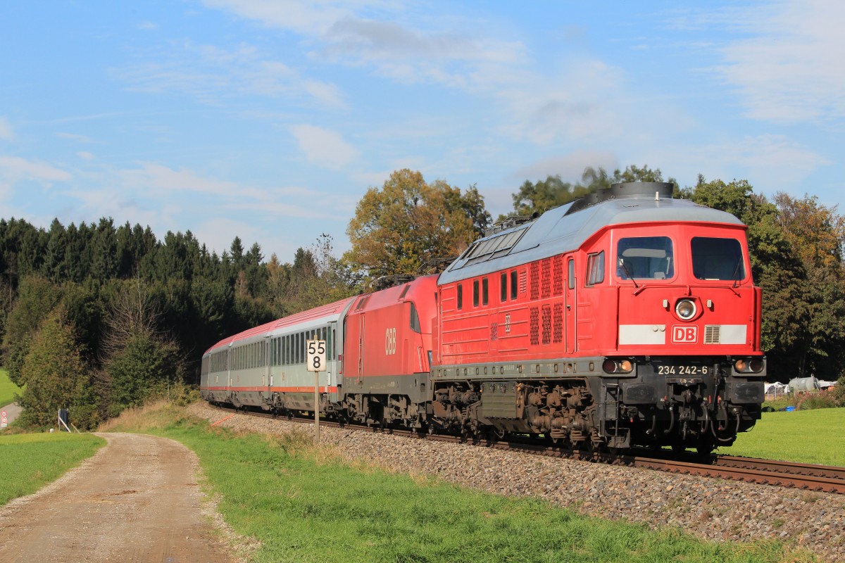 234 242-6 mit einem Umleiterzug am 25. Oktober 2014 bei Saaldorf.