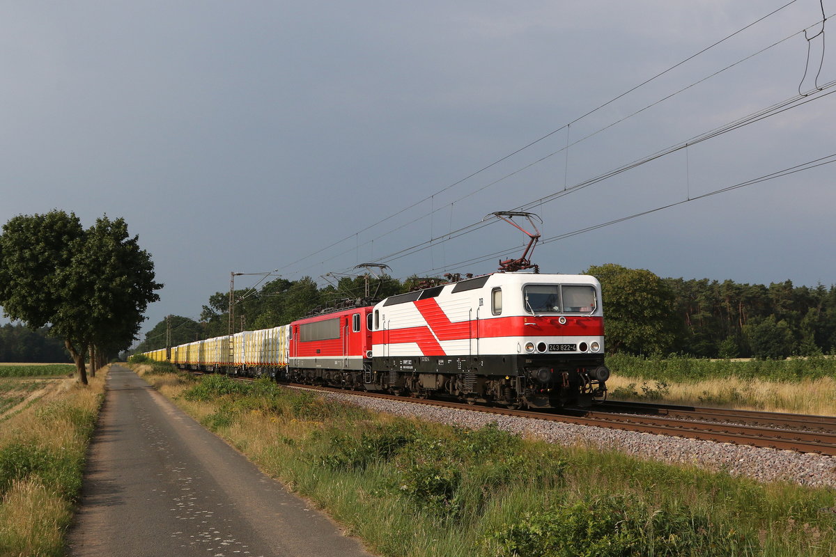 243 822 und 155 119 mit einem Schnittholzzug am 27. Juni 2020 bei Drverden.
