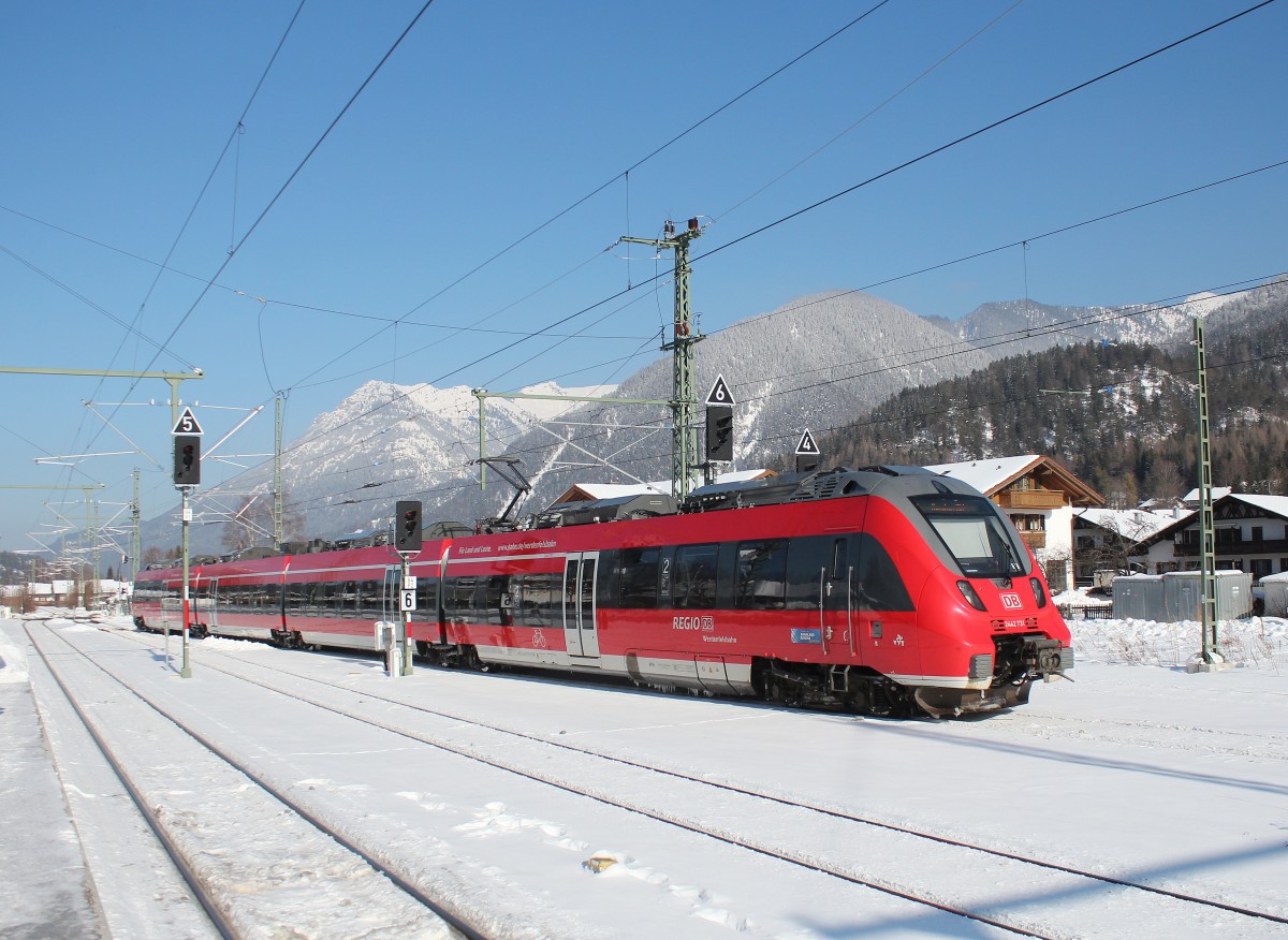 2442 731 bei der Ausfahrt in Richtung Garmisch aus dem Bahnhof von Mittenwald am 7. Februar 2015
