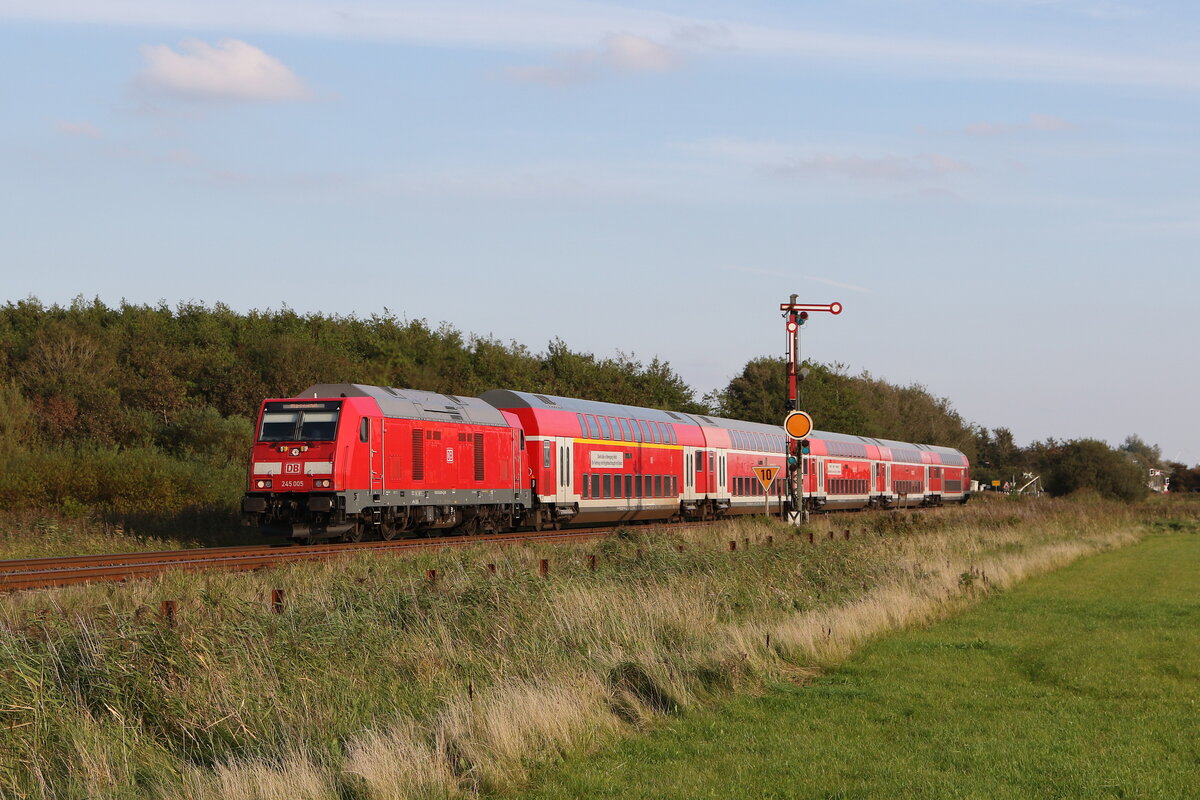 245 005 war mit einem Ersatzzug am 15. September 20223 bei Klanxbüll in Richtung Westerland unterwegs.