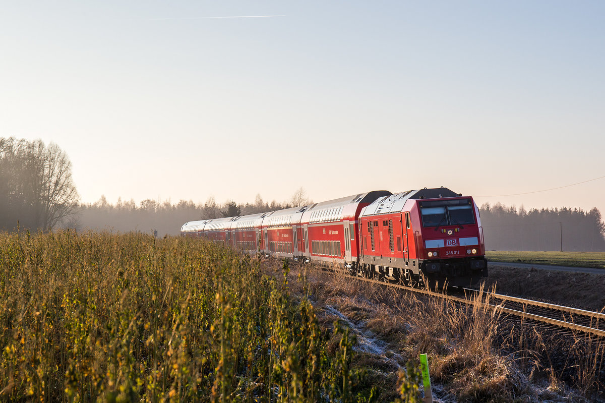 245 011 am 30. Dezember 2016 auf der Strecke Mhldorf-Mnchen bei Thann-Matzbach.