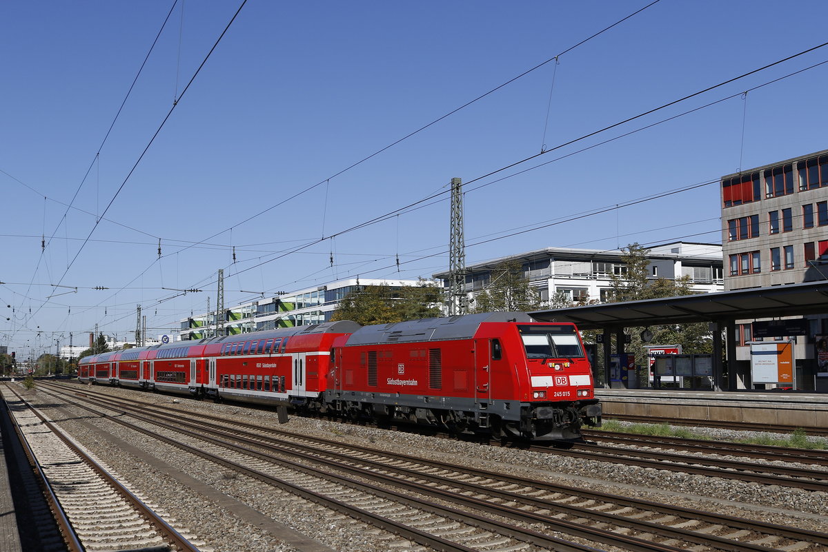 245 015 mit einem Doppelstock-Regionalzug am 14. Oktober 2018 in Mnchen-Heimeranplatz.