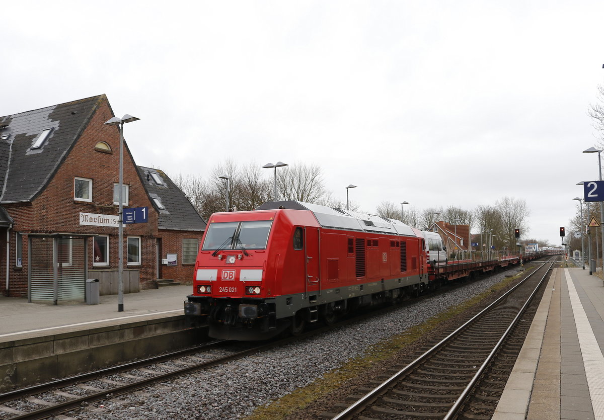245 021 durchfhrt am 21. Mrz 2018 mit einem Sylt-Shuttle den Bahnhof von Morsum in Richtung Niebll.
