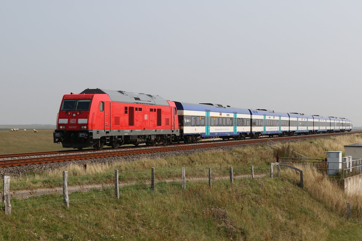 245 021 war am 28. August 2019 bei Klanxbll in Richtung Sylt unterwegs.