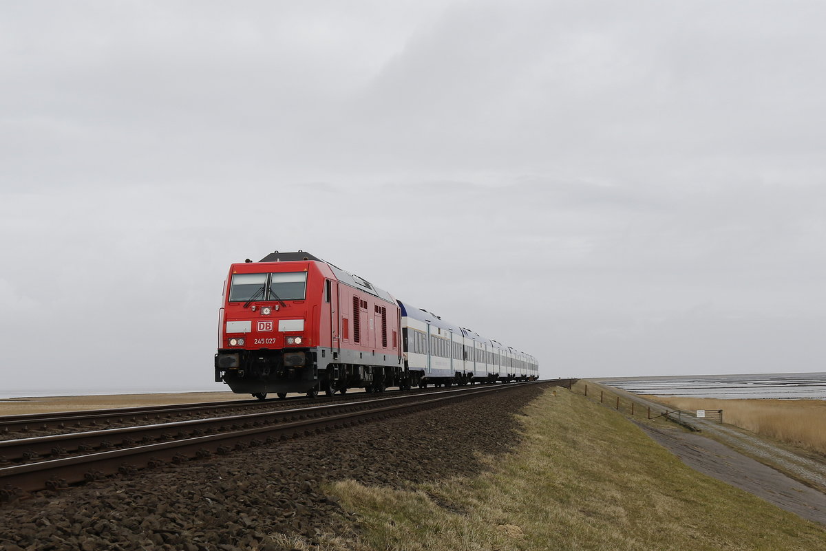 245 027 mit einem Regionalzug auf dem Weg nach Westerland/Sylt. Aufgenommen am 21. Mrz 2018 auf dem Hindenburgdamm kurz vor Morsum.
