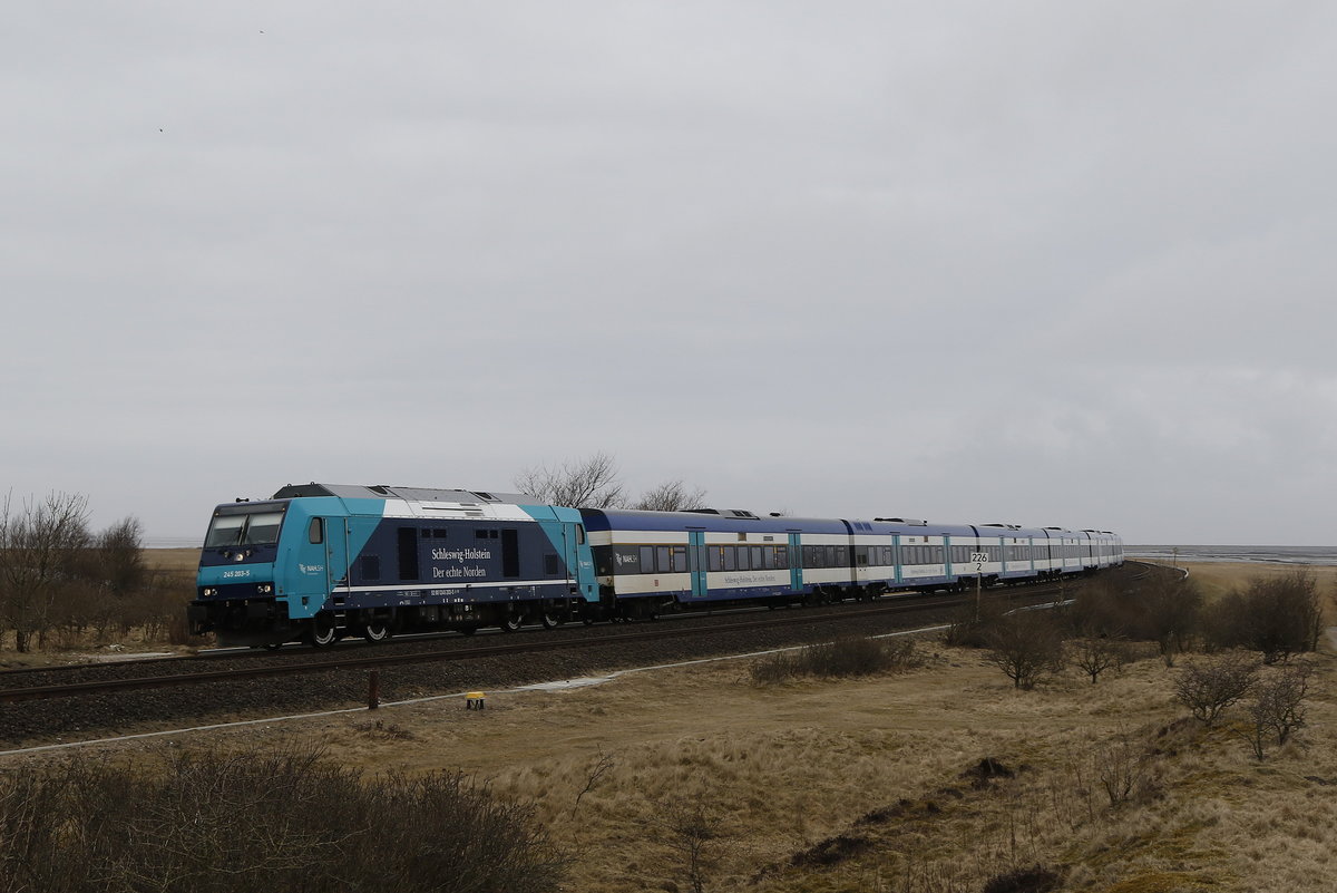 245 203-5 war am 21. Mrz 2018 mit einem Regionalzug bei Morsum in Richtung Westerland unterwegs.