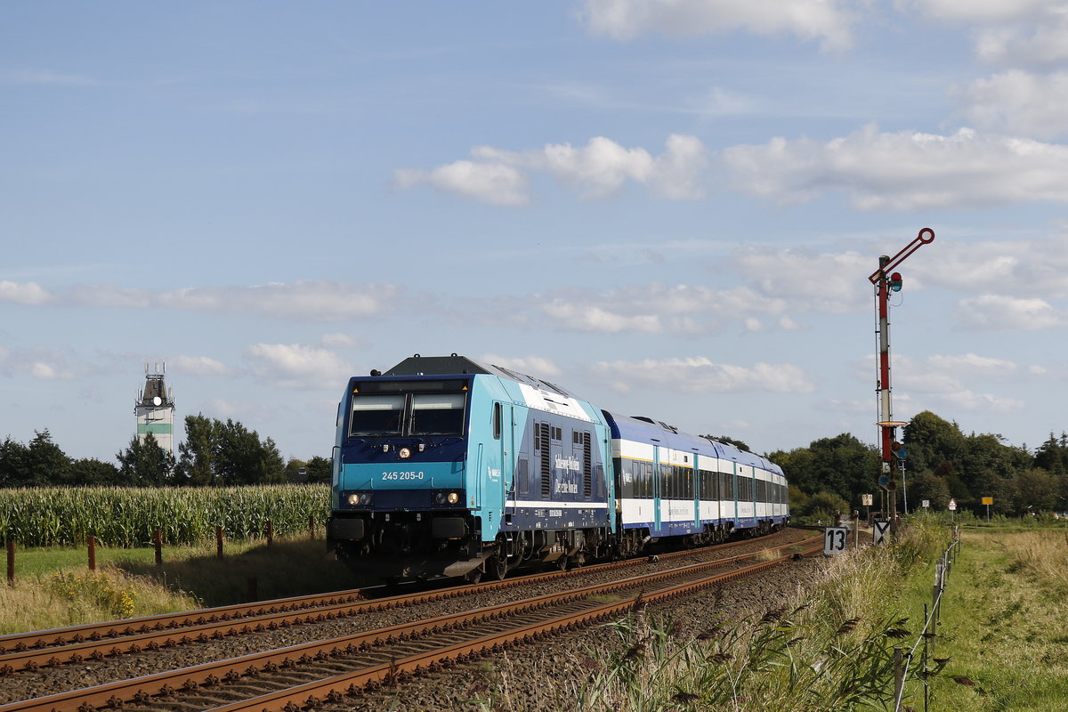 245 205 mit einem Regionalzug am 14. August 2017 bei Risum-Lindholm.