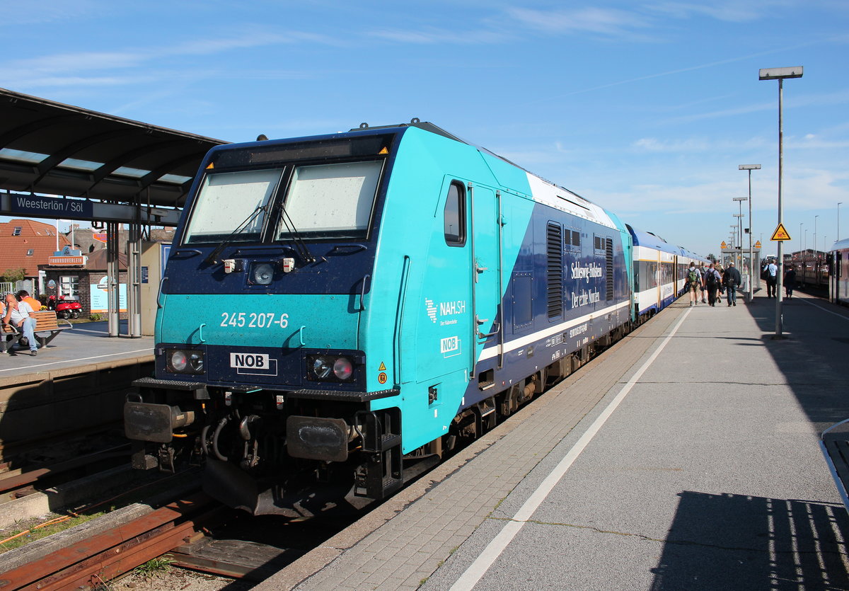 245 207-6 kurz vor der Abfahrt in Richtung Festland. Aufgenommen am 31. August 2016 im Bahnhof von Westerland /Sylt.