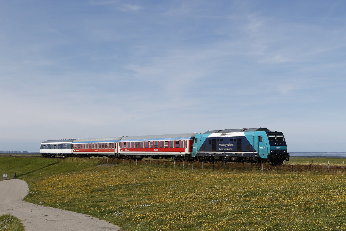 245 209 mit einem kurzen Regionalzug aus Sylt kommend am 14. August 2017 bei Klanxbll.