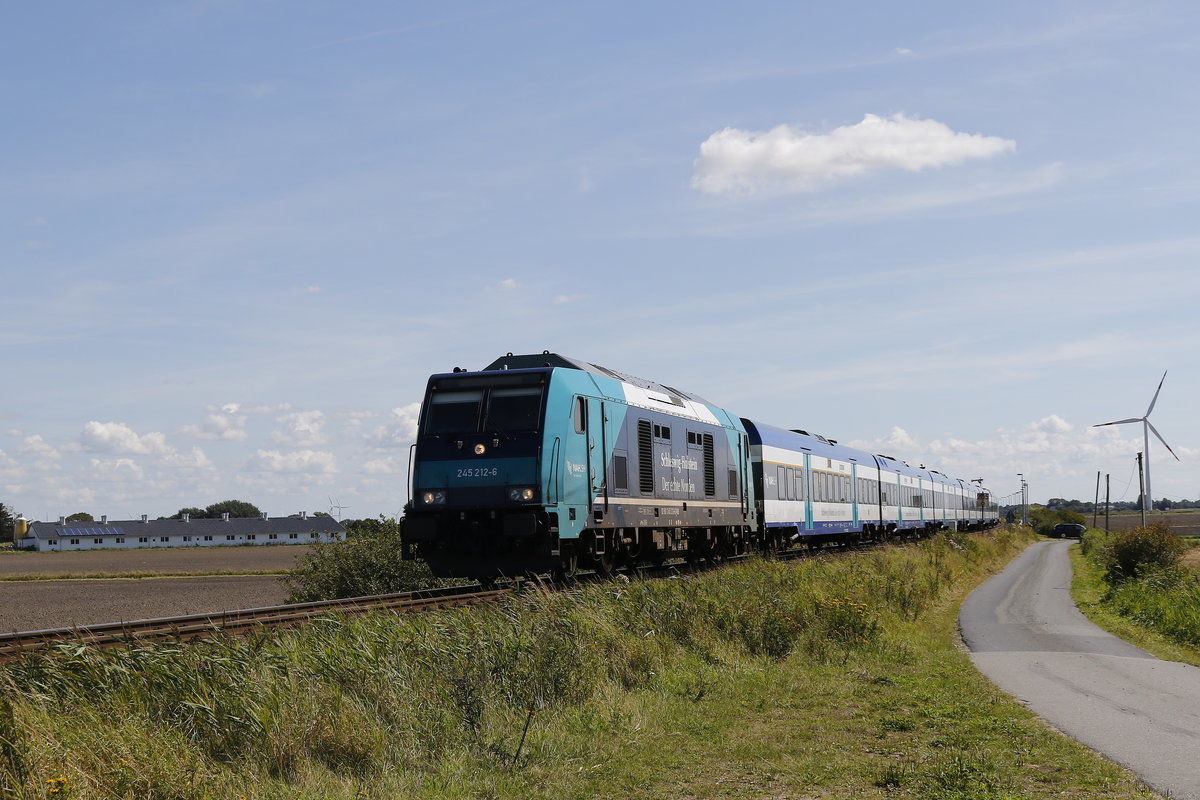 245 212-6 auf dem Weg nach Westerland/Sylt. Aufgenommen am 14. August 2017 bei Lehnshallig.