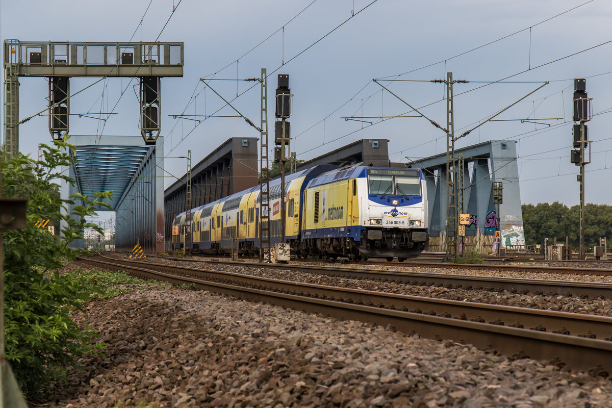 246 009-5 am 2. September 2016 beim berqueren der Sderelbbrcken in Richtung Cuxhaven.