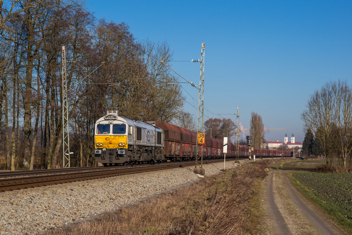247 045-8 mit einem Ganzzug am 30. Dezember 2016 bei Freising.