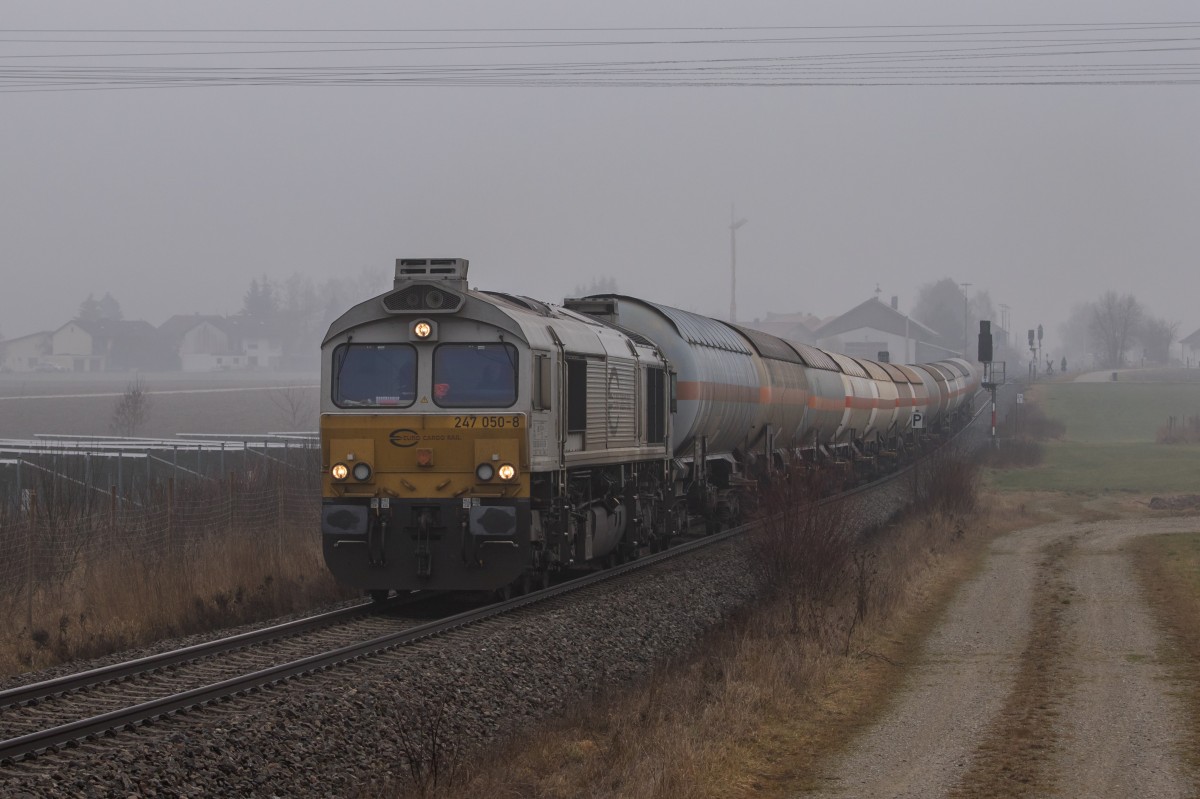 247 050-8 taucht mit einem Druckgas-Kesselwagenzug aus Burghausen kommend aus dem Nebel auf. Aufgenommen am 30. Dezember 2015 kurz nach Pirach.