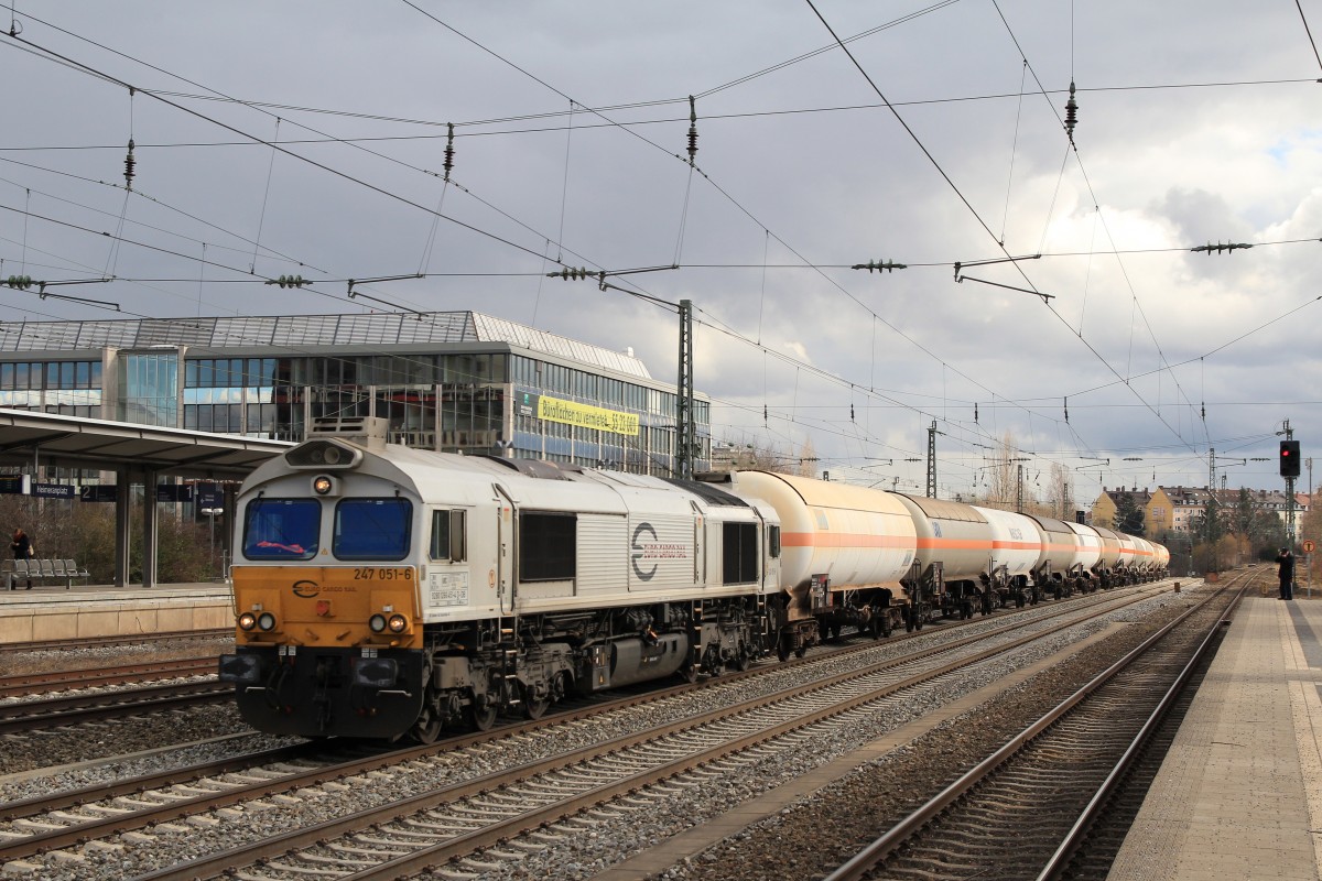 247 051-6 mit einem Kesselwagenzug am 22. Februar 2014 in Mnchen-Heimeranplatz.