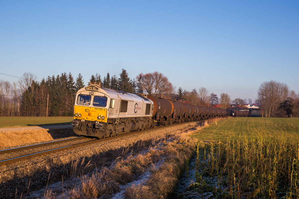 247 052-4 mit einem Kesselwagenzug am 30. Dezember 2016 bei Thann-Matzbach.