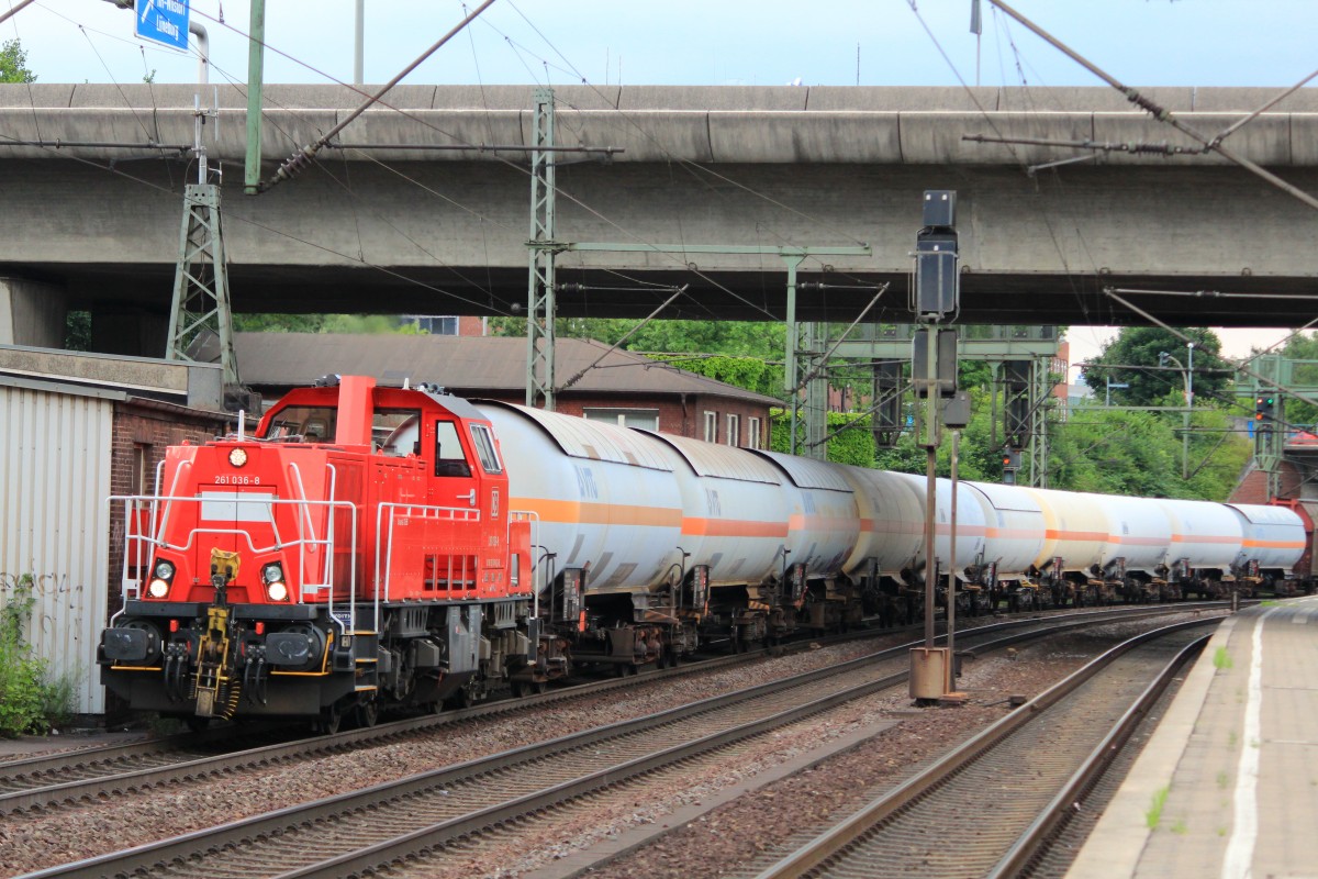 261 036-8 zieht einen Kesselwagenzug am 31. Juli 2013 durch den Bahnhof von Hamburg-Harburg.