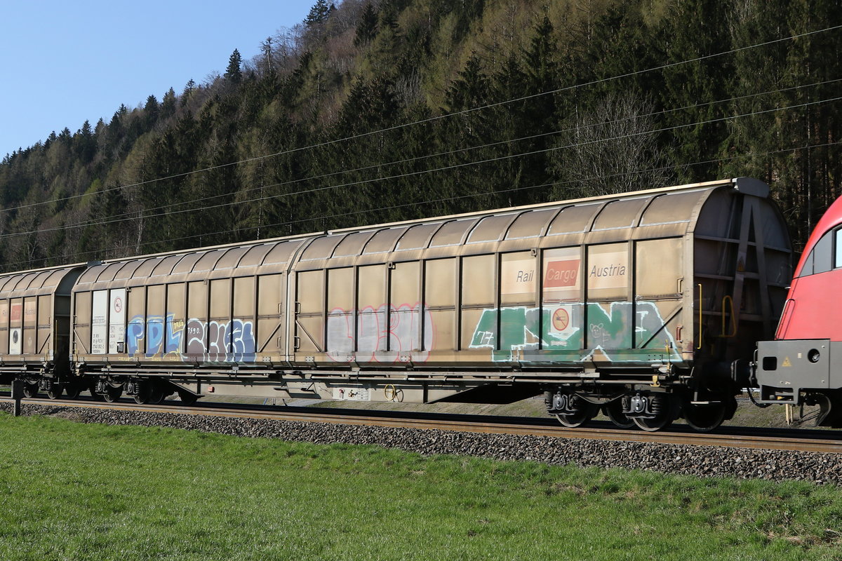 2740 002 (Habbiins) von  Rail Cargo Austria  am 21. April 2021 bei Niederaudorf.