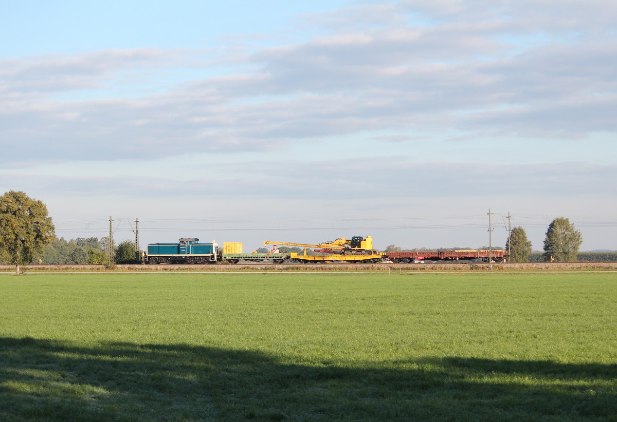 290 xxx von  Railsystems  mit einem Bauzug am 29. September 2015 bei Übersee.