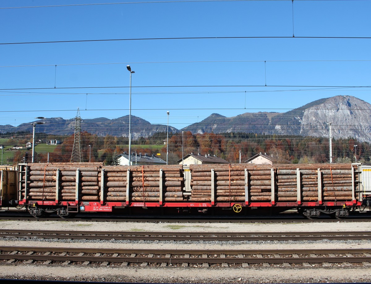 3523 283-9 (Rnoos-uz) am 1. November 2015 im Bahnhof von Wrgl/Tirol.