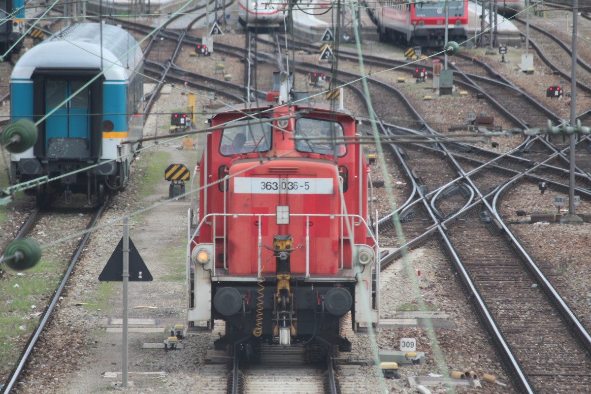 363 036-5 bei rangieren im Vorfeld des Mnchner Hauptbahnhofs am 9. April 2012.