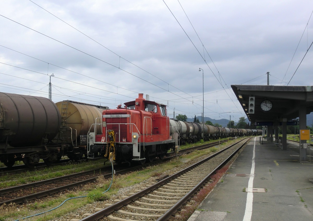 363 199-1 bei einer Rangierfahrt am 20. Juni 2011 im Bahnhof von Freilassing.