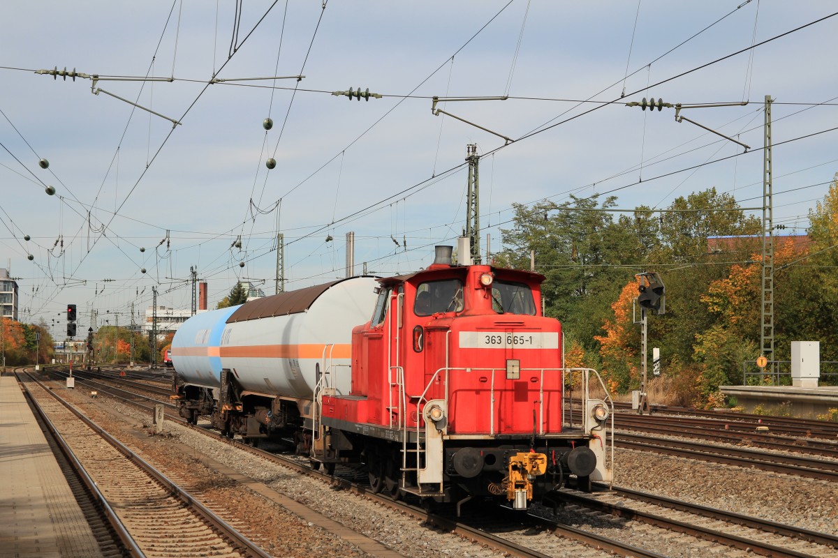 363 665-1 mit zwei Kesselwagen 21. Oktober 2013 in Mnchen-Heimeranplatz.