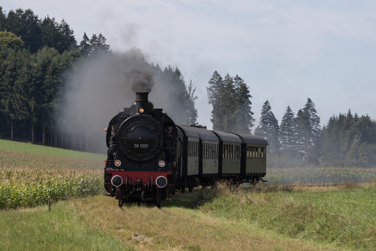 38 1301 war am 23. August 2015 bei Aindorf in Richtung Obing unterwegs.