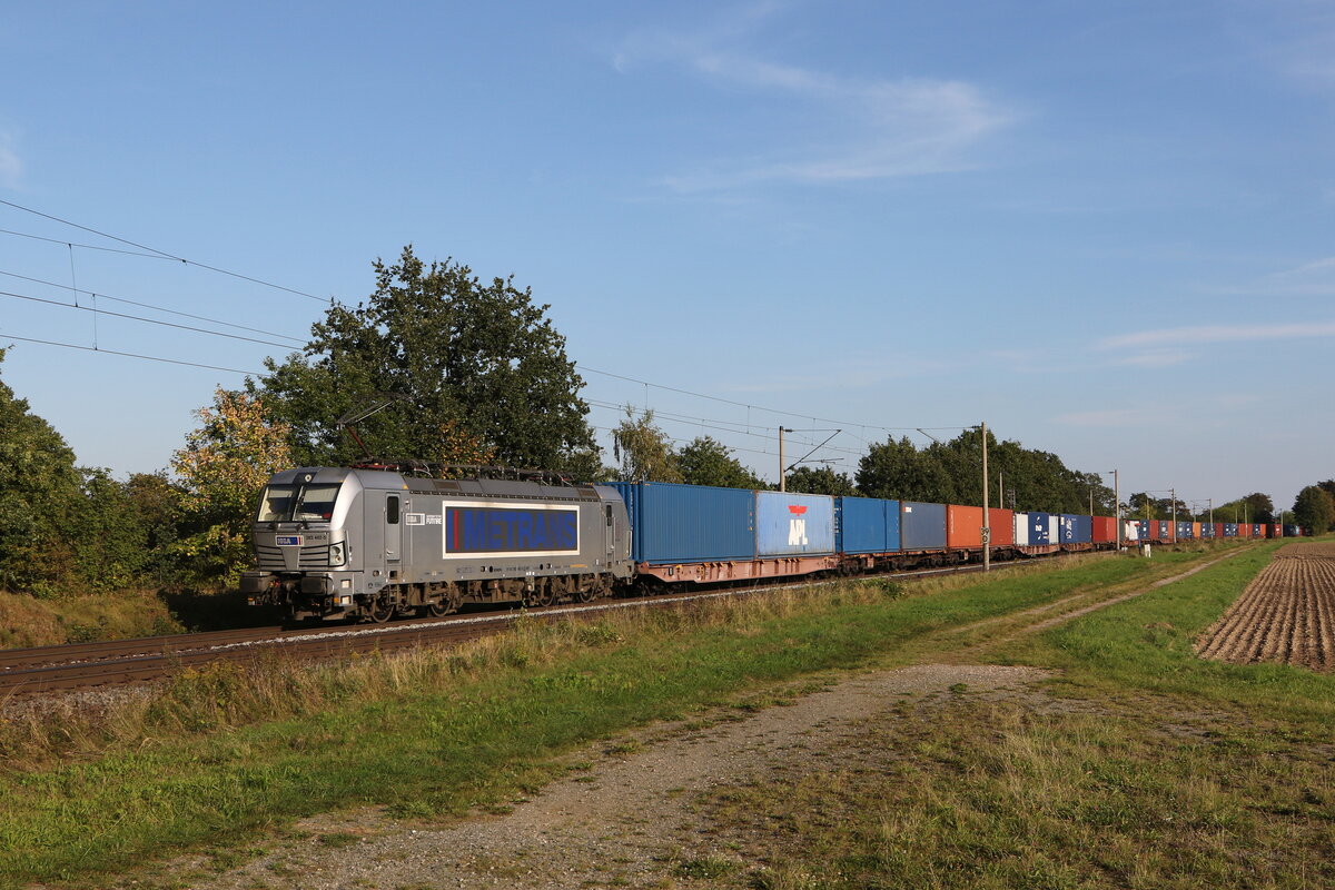 383 402 von  METRANS  mit einem Containerzug aus Braunschweig kommend am 16. September 2023 bei Woltorf.