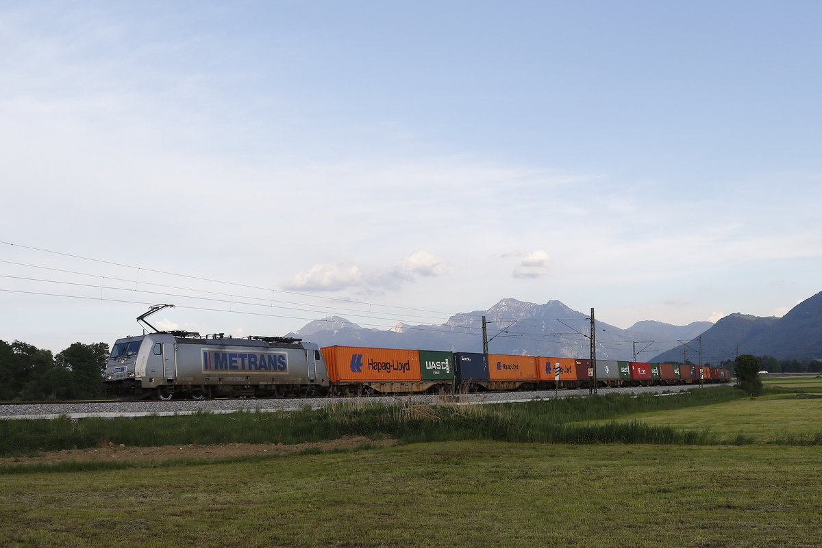 386 003 mit einem Containerzug aus Salzburg kommend am 8. Mai 2018 bei Weisham.
