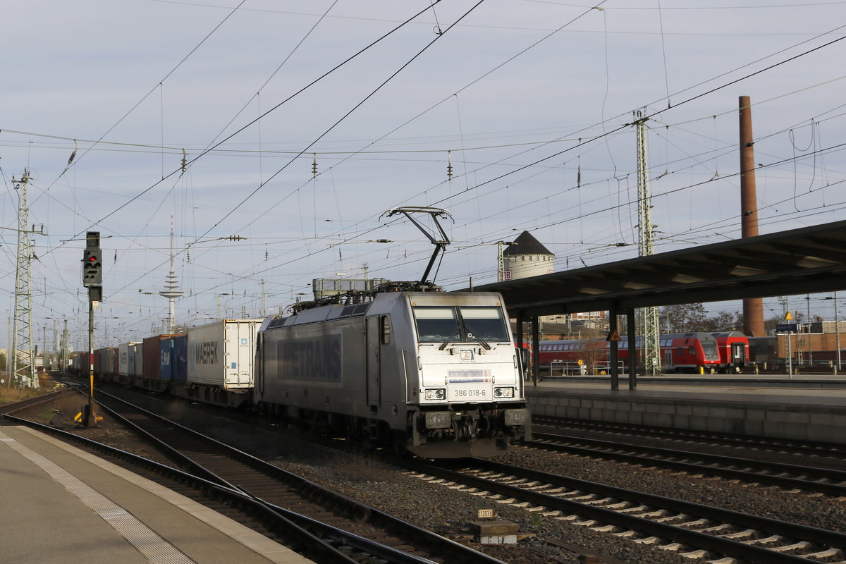 386 018 von  METRANS  bei der einfahrt in den Bremer Hauptbahnhof am 31. Mrz 2019.