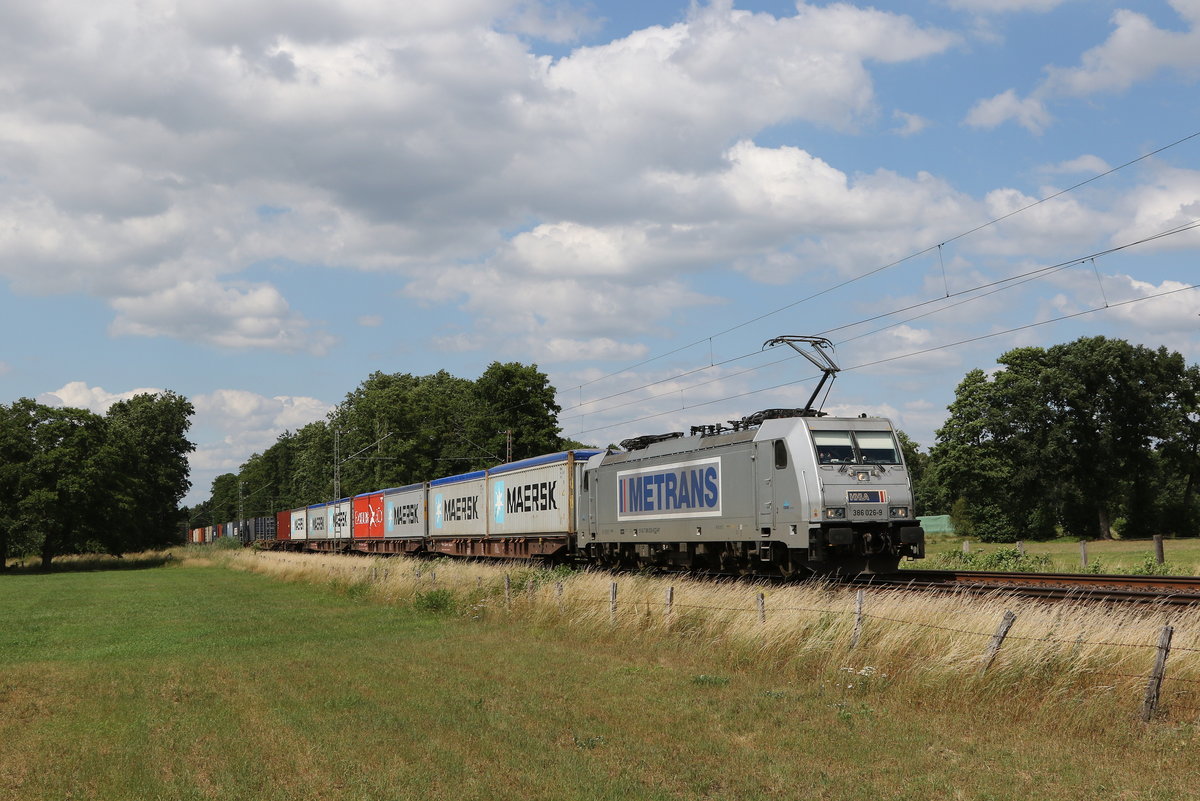 386 026 von  METRANS  mit einem Containerzug am 29. Juni 2020 bei Nindorf in der Nhe von Langwedel.