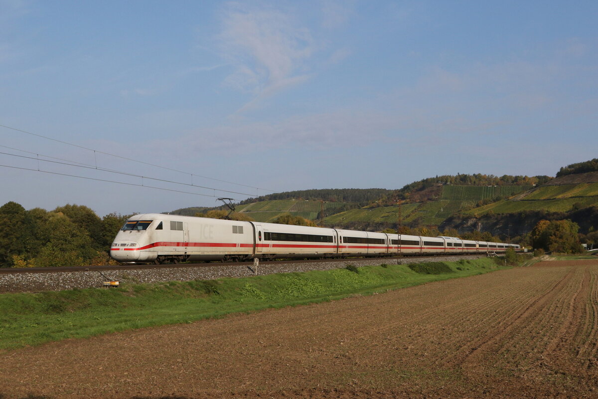 401 020  Lneburg  aus Gemnden kommend am 12. Oktober 2022 bei Himmelstadt im Maintal.