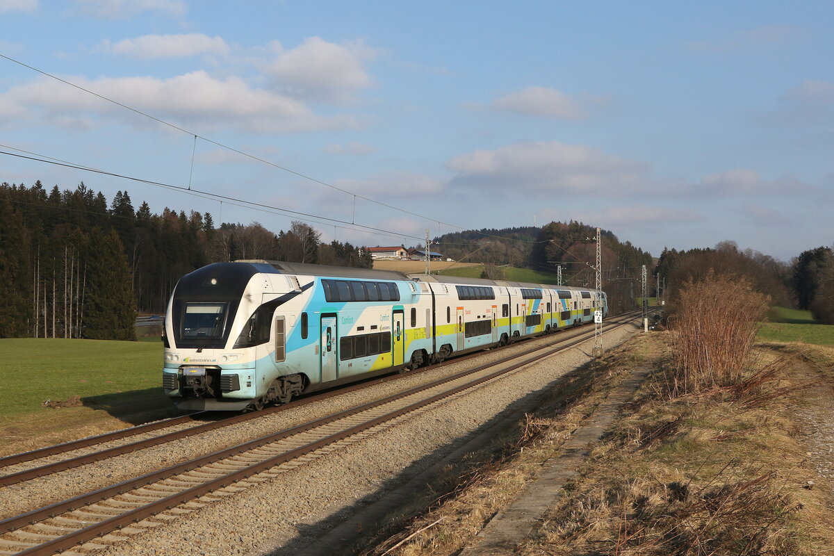 4010 019 auf dem Weg nach Mnchen am 12. Februar 2023 bei Htt im Chiemgau.