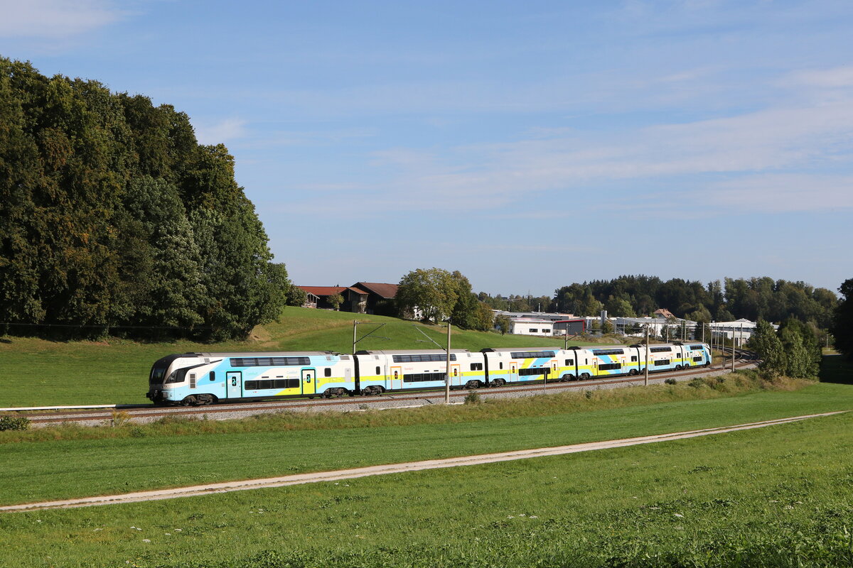 4010 023 aus Wien kommend am 3. Oktober 2023 bei Axdorf im Chiemgau.