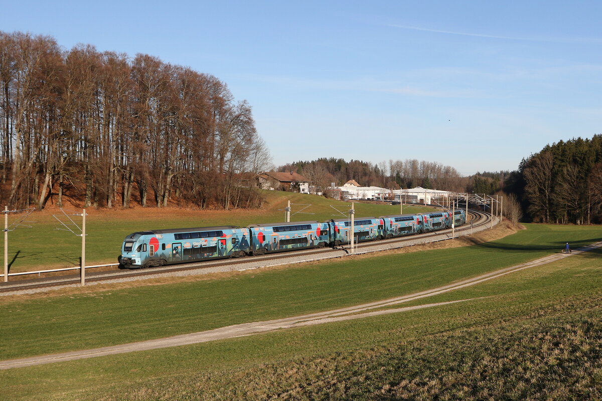 4010 028 die  KLIMA-WESTBAHN  aus Wien kommend am 27. Dezember 2023 bei Axdorf im Chiemgau.