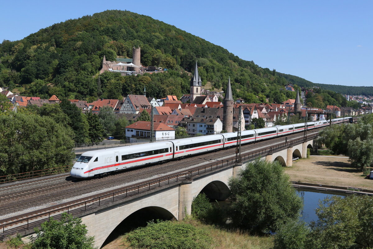 402 028  Altenburg  und 402 036  Jterbog  aus Wrzburg kommend am 8. August 2022 in Gemnden am Main.