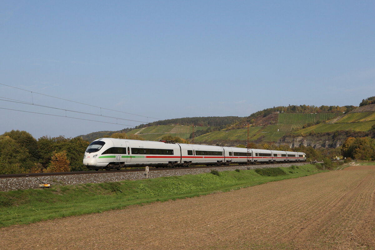411 052  Travemnde  war am 12. Oktober 2022 bei Himmelstadt am Main in Richtung Wrzburg unterwegs.