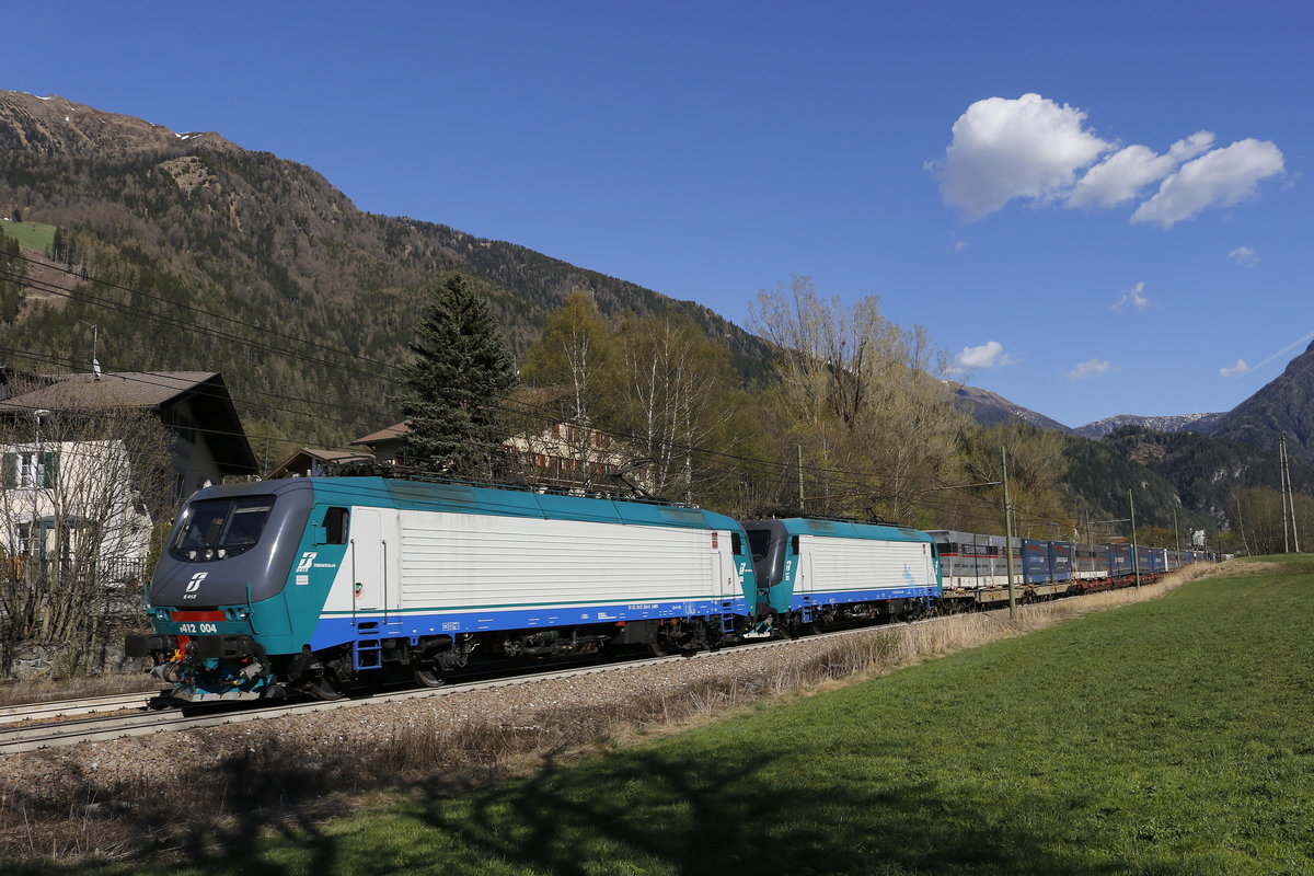 412 004 und 412 xxx mit einem KLV am 8. April 2017 bei Freienfeld/Campo di Trens.