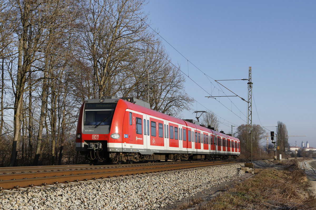 423 078-5 war am 30. Dezember kurz nach  Freising in Richtung Mnchen unterwegs.