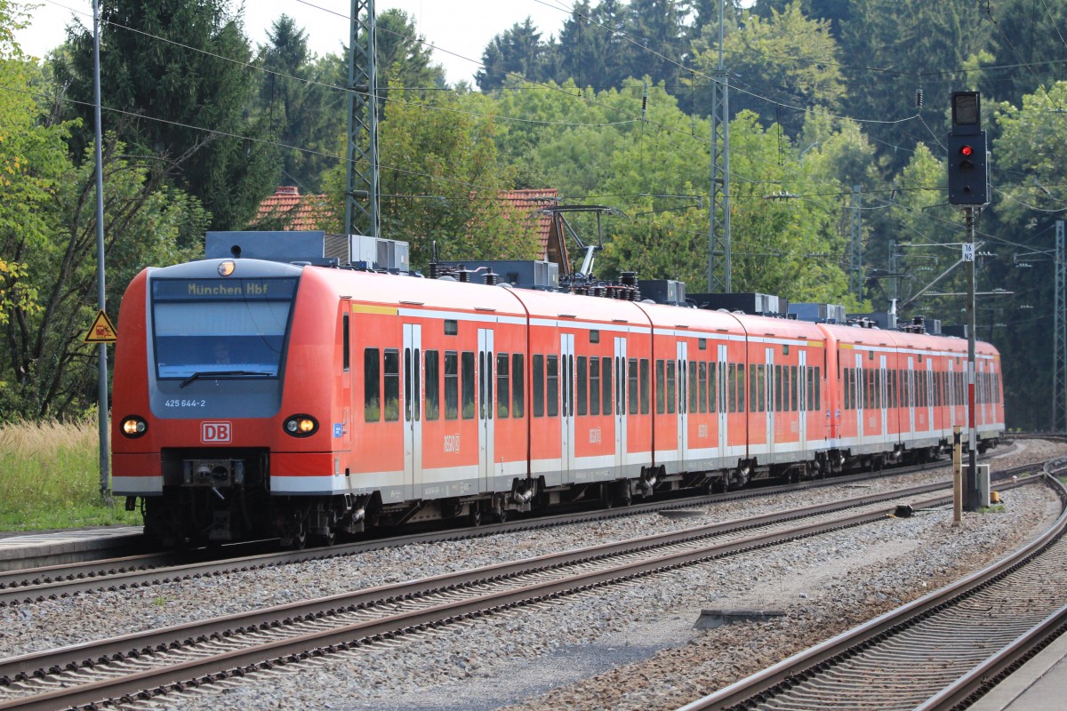 425 644-2 bei der Einfahrt in den Bahnhof von Assling am 20. August 2013.