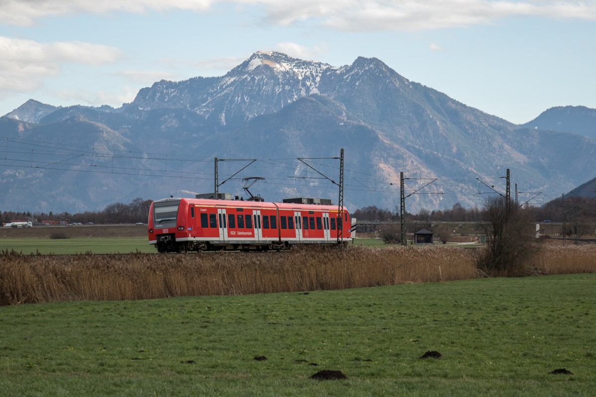 426 530-2 auf dem Weg nach Traunstein am 4. Dezember 2015 bei Bernau am Chiemsee.